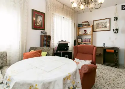 Acogedora habitación con armario independiente en un apartamento de 3 dormitorios, Albaicín en Granada