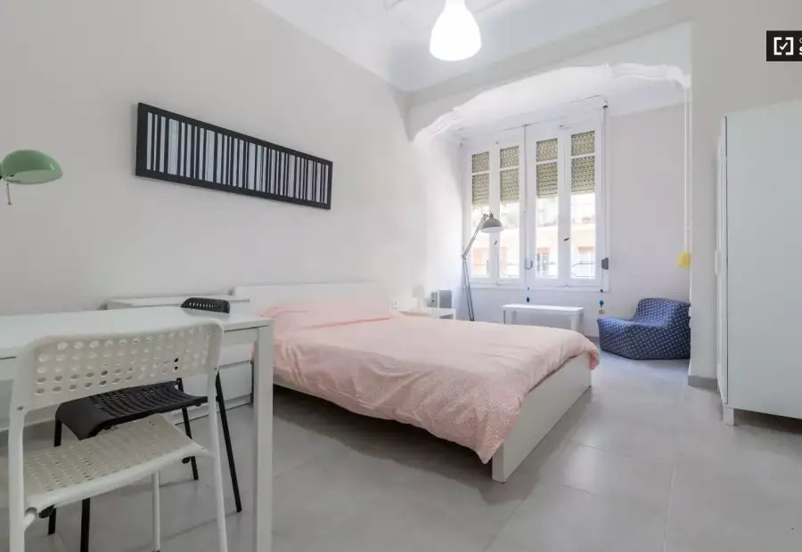 Cama doble en habitaciones en alquiler en apartamento de 5 habitaciones en la moderna Russafa en Valencia