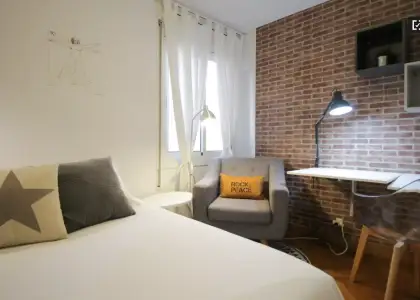 Habitación animada en apartamento de 4 dormitorios en Poblenou. en Barcelona