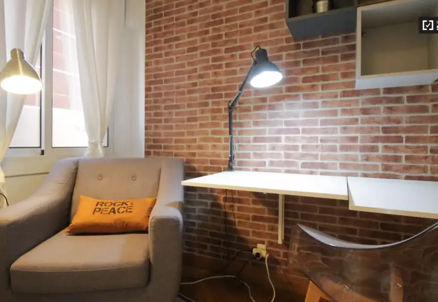 Habitación animada en apartamento de 4 dormitorios en Poblenou. en Barcelona