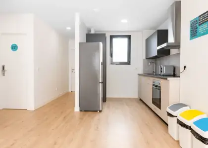 Habitación en piso compartido de 3 habitaciones en La Bresca, ideal para profesionales o estudiantes. en Málaga