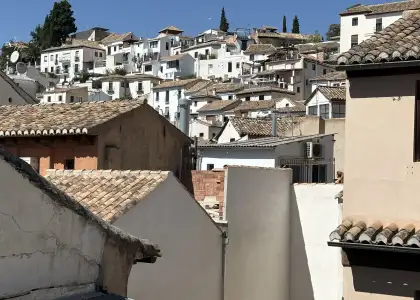 Habitación en piso compartido de 6 habitaciones en alquiler en Albaycín perfecta para chicas, profesionales y estudiantes en Granada