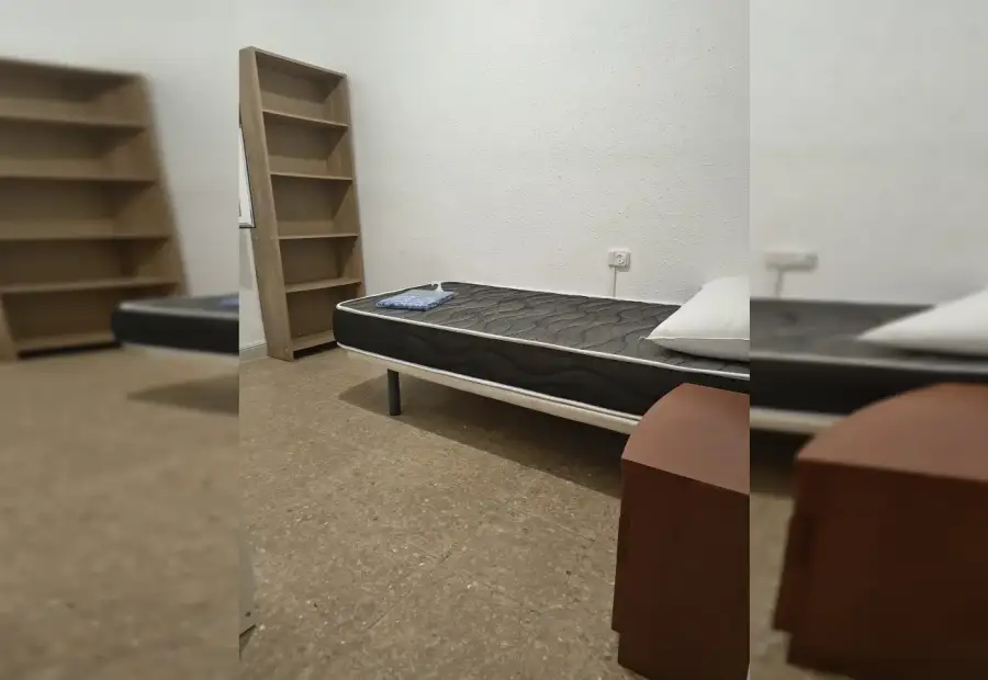 Habitación en un apartamento compartido de 4 habitaciones en El Carmelo, con todos los gastos incluidos. en Barcelona