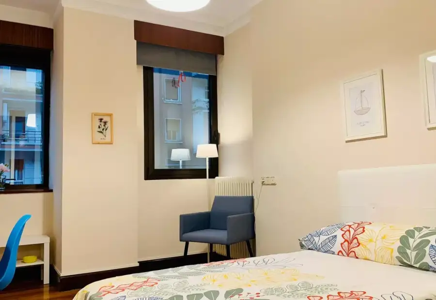 Habitación en un piso compartido de 4 habitaciones en alquiler en Indautxu, todos los gastos incluidos. en Bilbao