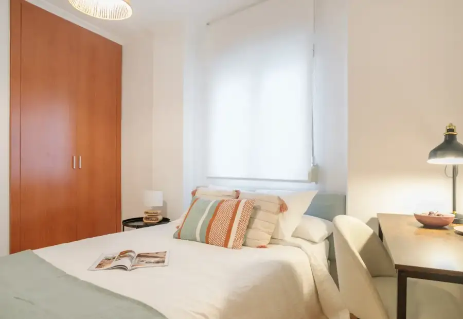 Habitación en un piso compartido de 5 habitaciones en Alicante, ideal para profesionales y estudiantes. en Alicante (Alacant)