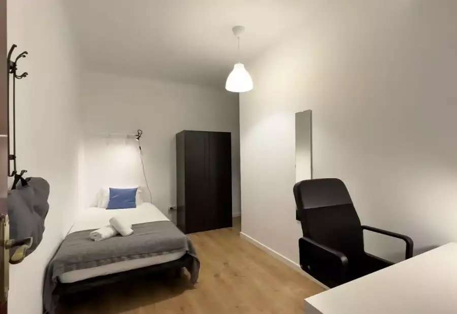 Habitación en un piso compartido de 7 dormitorios en alquiler en Sant Antoni en Barcelona