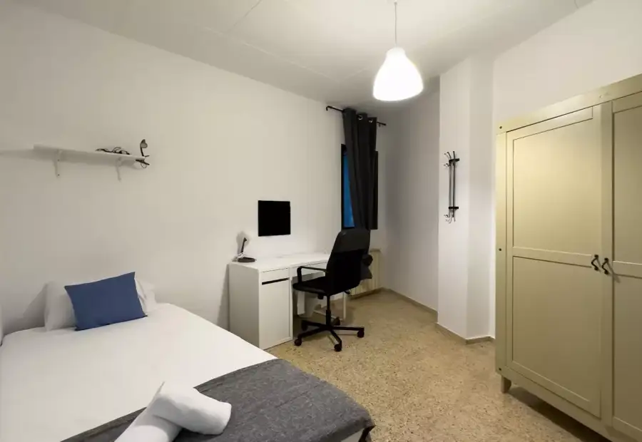 Habitación en un piso compartido de 7 dormitorios en alquiler en Sant Antoni en Barcelona