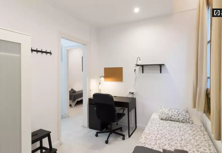 Habitación en un piso compartido de 7 dormitorios en alquiler en Sants, gastos incluidos. en Barcelona