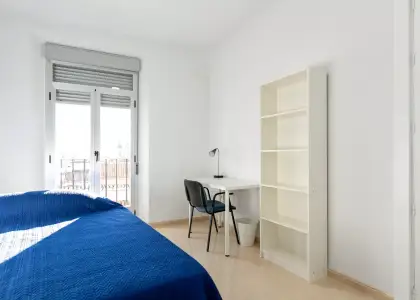 Habitación en un piso compartido de 7 habitaciones en alquiler en San Ildefonso. en Granada