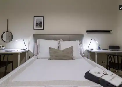 Habitación en un piso compartido de 8 habitaciones en Abando, con todos los gastos incluidos, ideal para profesionales y estudiantes. en Bilbao