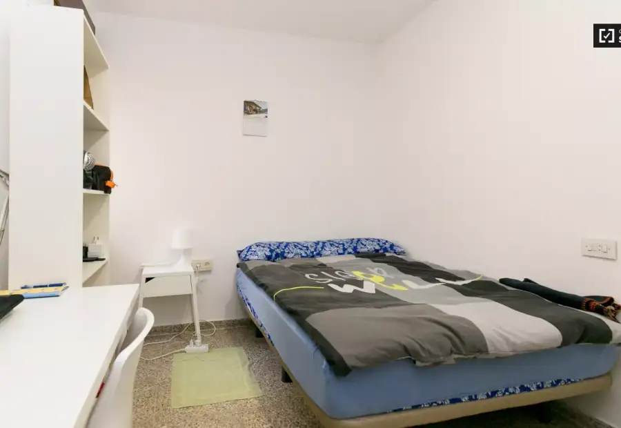 Habitación soleada con cama doble en alquiler en Centro en Granada