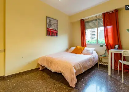 Habitación soleada con ventana con vistas a la calle en un apartamento de 5 dormitorios, Algirós en Valencia