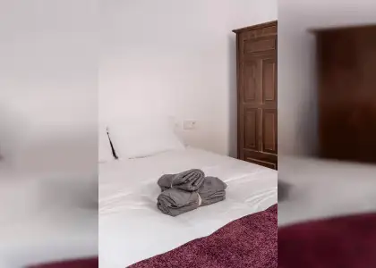 Se alquila habitación doble en piso de 8 habitaciones en Granada en Granada