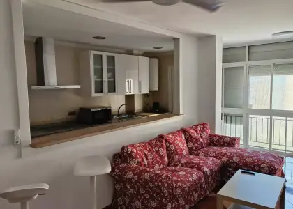 Se alquila habitación en piso compartido de 3 habitaciones en Cruz del Humilladero, gastos incluidos, solo chicas en Málaga