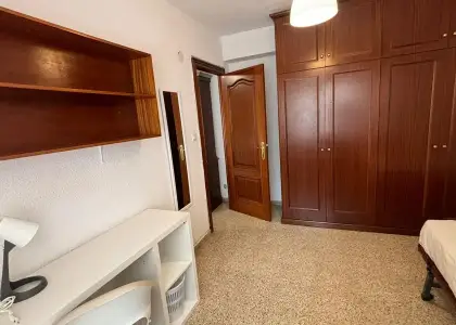 Se alquila habitación en piso compartido de 5 habitaciones en Camino de Ronda en Granada