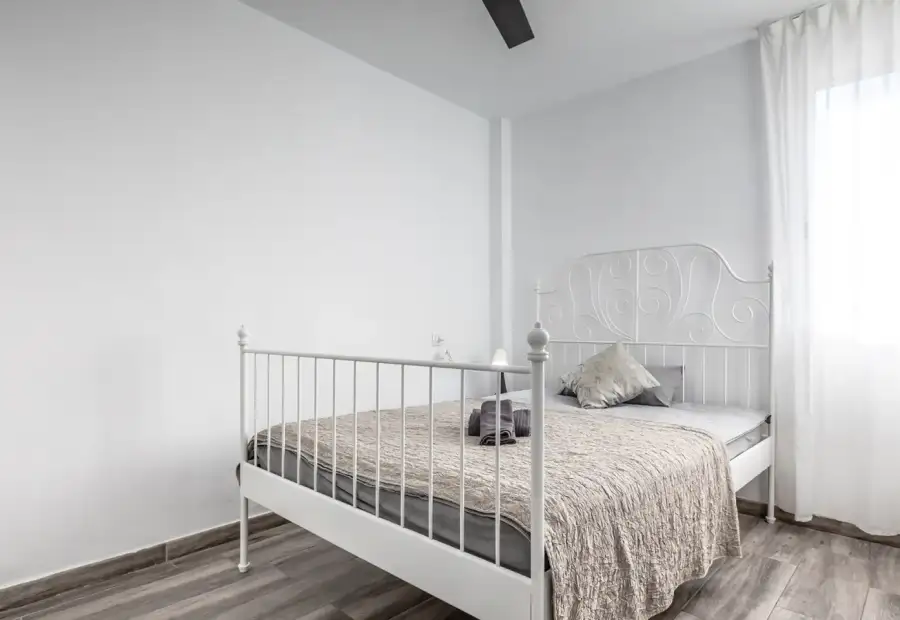 Se alquila habitación en piso compartido de 5 habitaciones en L'Illa Perduda. en Valencia
