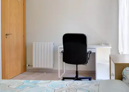 Se alquila habitación en piso compartido de 5 habitaciones en Zaragoza, todos los gastos incluidos. en Zaragoza