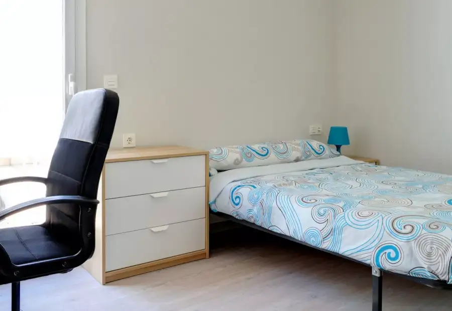 Se alquila habitación en piso compartido de 5 habitaciones en Zaragoza, todos los gastos incluidos. en Zaragoza