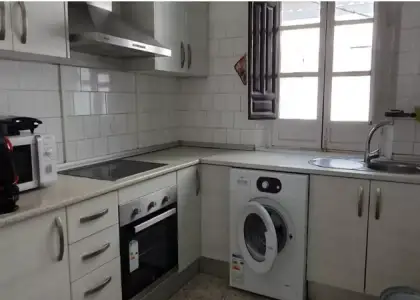 Se alquila habitación en piso compartido de 6 habitaciones en Centro-Sagrario en Granada