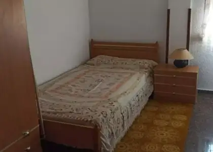Se alquila habitación en piso de 3 dormitorios en Alicante en Alicante (Alacant)