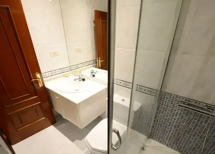 Se alquila habitación en piso de 4 dormitorios en Indautxu, Bilbao. en Bilbao