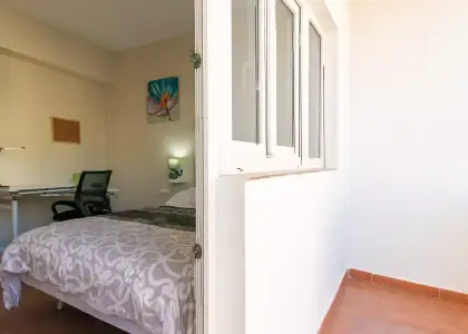 Se alquila habitación en piso de 4 habitaciones en Granada en Granada