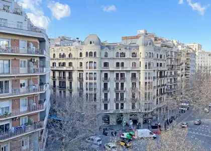 Se alquila habitación en piso de 6 habitaciones en Barcelona en Barcelona
