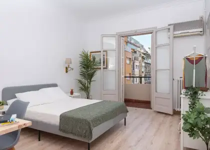 Se alquila habitación en piso de 6 habitaciones en Barcelona en Barcelona