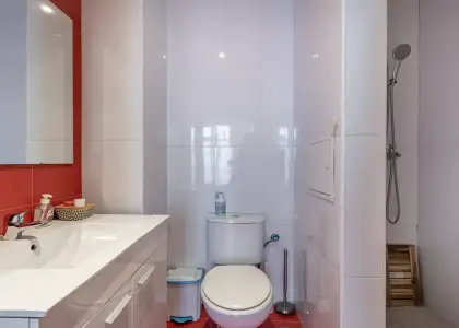 Se alquila habitación en piso de 8 habitaciones en Granada en Granada