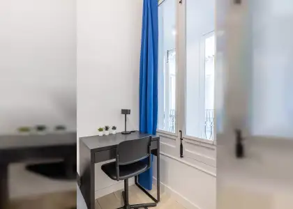 Se alquila habitación en piso de 8 habitaciones en Granada en Granada