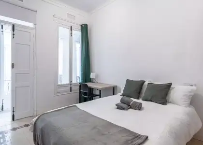 Se alquila habitación en piso de 8 habitaciones en Granada en Granada