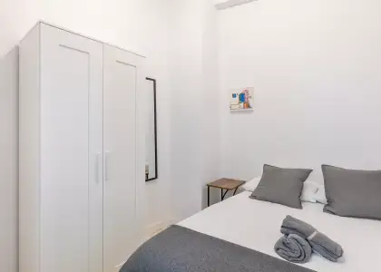 Se alquila habitación en piso de 8 habitaciones en Granada en Granada