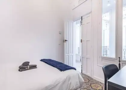 Se alquila habitación en piso de 8 habitaciones en Granada en Granada