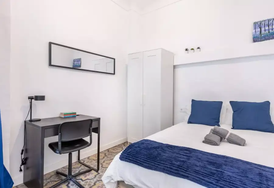 Se alquila habitación en piso de 8 habitaciones en Granada en Granada